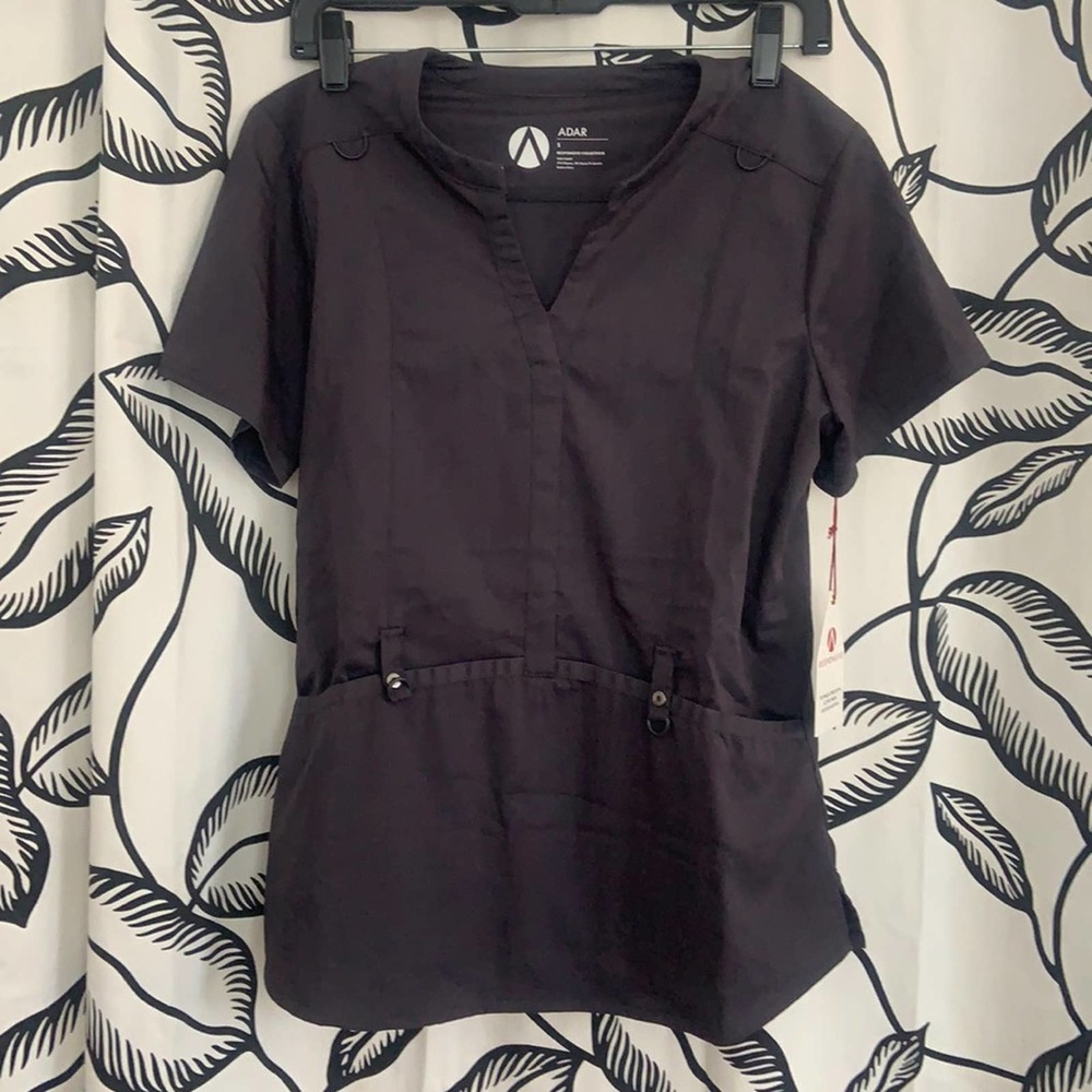 📿ADAR S Contemporary Fit Scrub Top📿